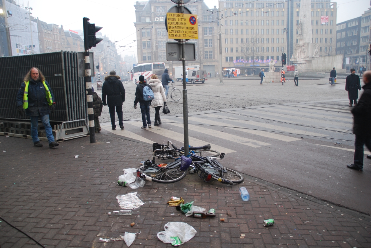 Утро, первое января 2009, Дамрак — одна из центральных улиц Амстердама